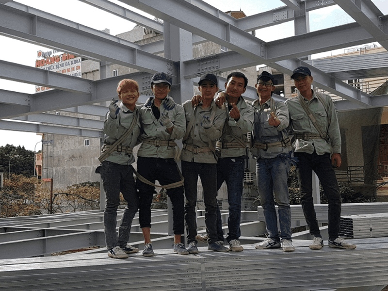 Đội thợ Linh Anh xây dựng nhà khung thép tại Phòng khám Ninh Bình